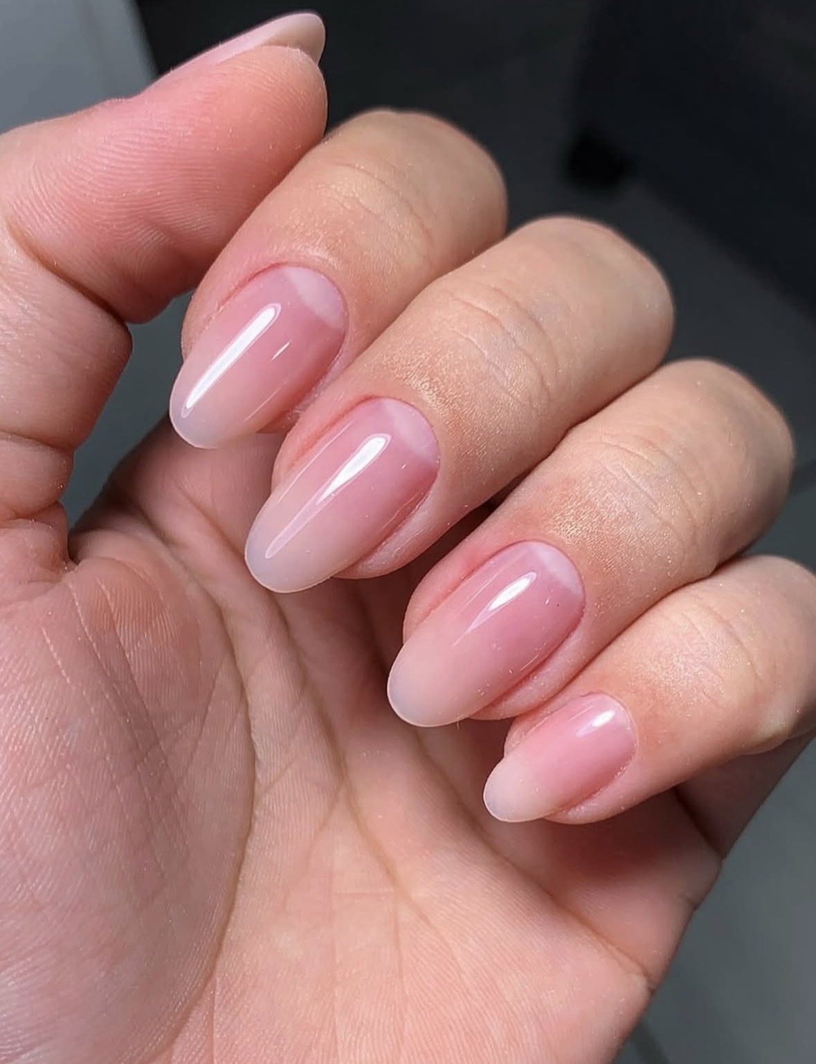 Unhas em fibra de vidro com nail art delicada